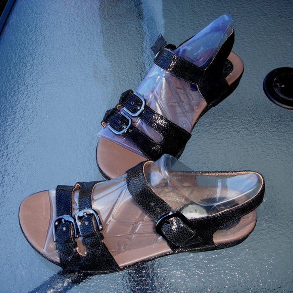 Catherines Shoes Carthies Pebbled Patent Black Leather Sandals 7w